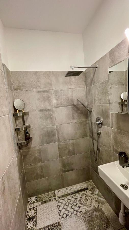 Brand New Sunny Apartment On Andrassy Street Boedapest Buitenkant foto